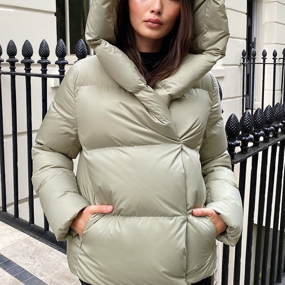 SOLD OUT ARITZIA DUVET PUFFER SHORT UNUSED